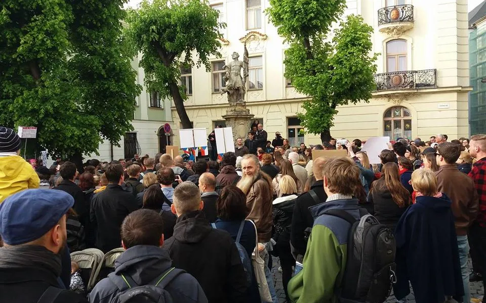 VIDEO: Po celé republice probíhaly demonstrace proti Andreji Babišovi a Miloši Zemanovi