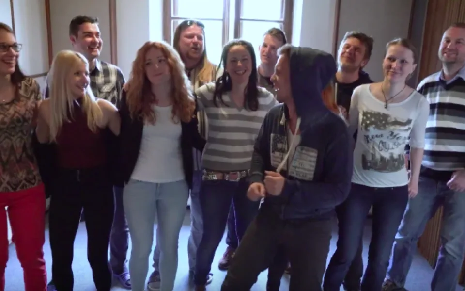 VIDEO: Olomoucké Rádio Haná slaví 25 let. Společně s kapelou O5 a Radeček nahrálo narozeninový song