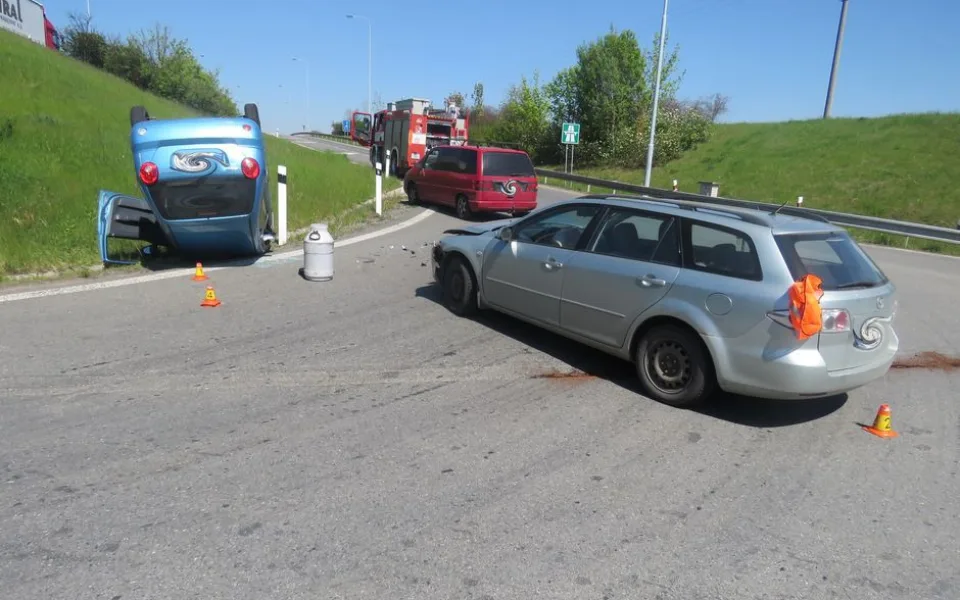 Auto skončilo na střeše kvůli nedání přednosti na křižovatce