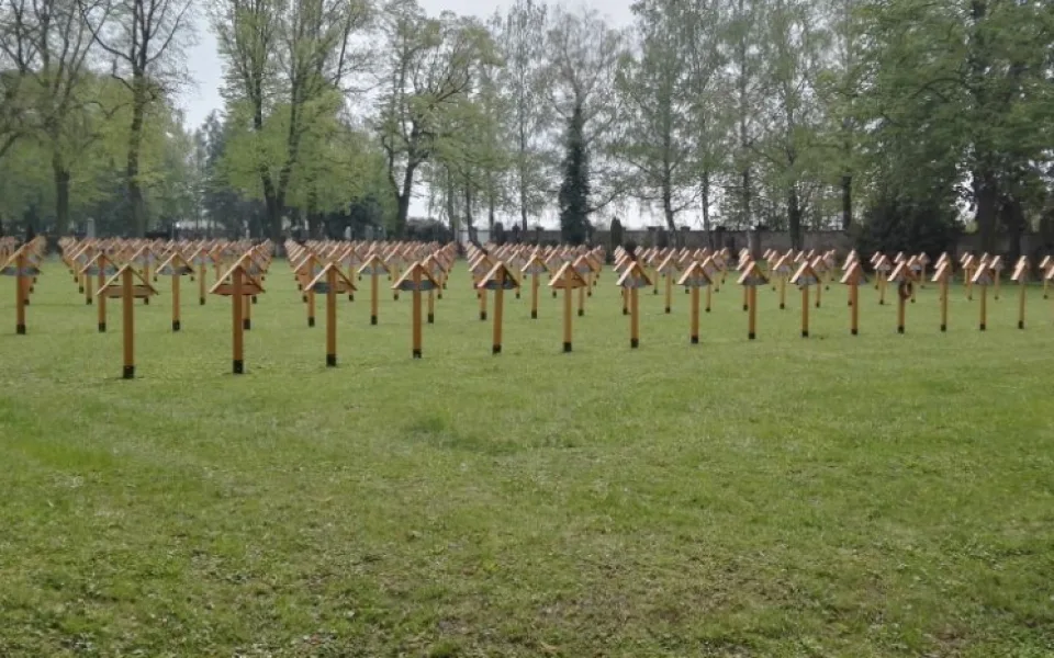 Ve Šternberku obnovili 261 dřevěných křížů pro oběti první světové války