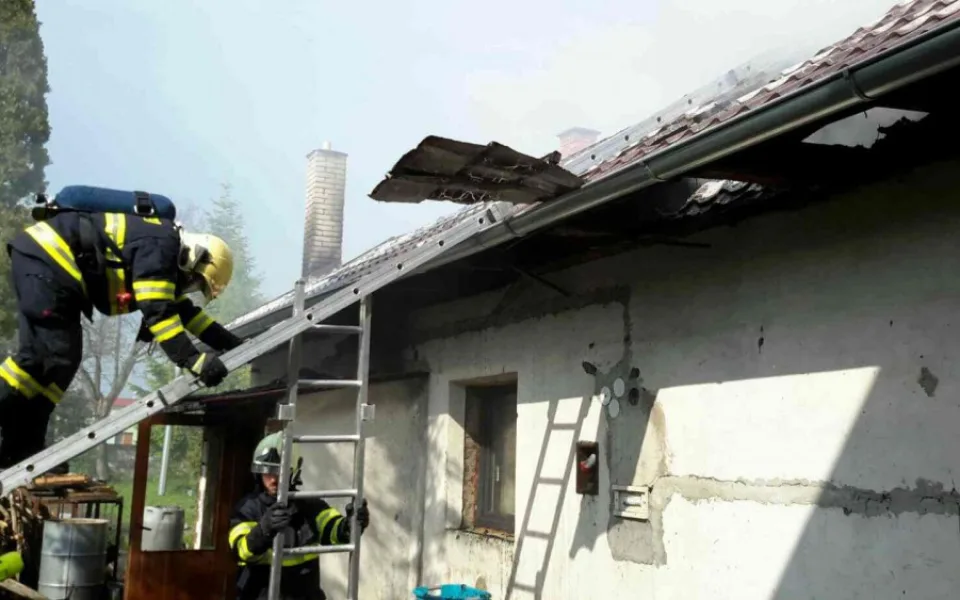V Července hořela v sobotu odpoledne střecha domu. Vzplála sláma uložená na půdě