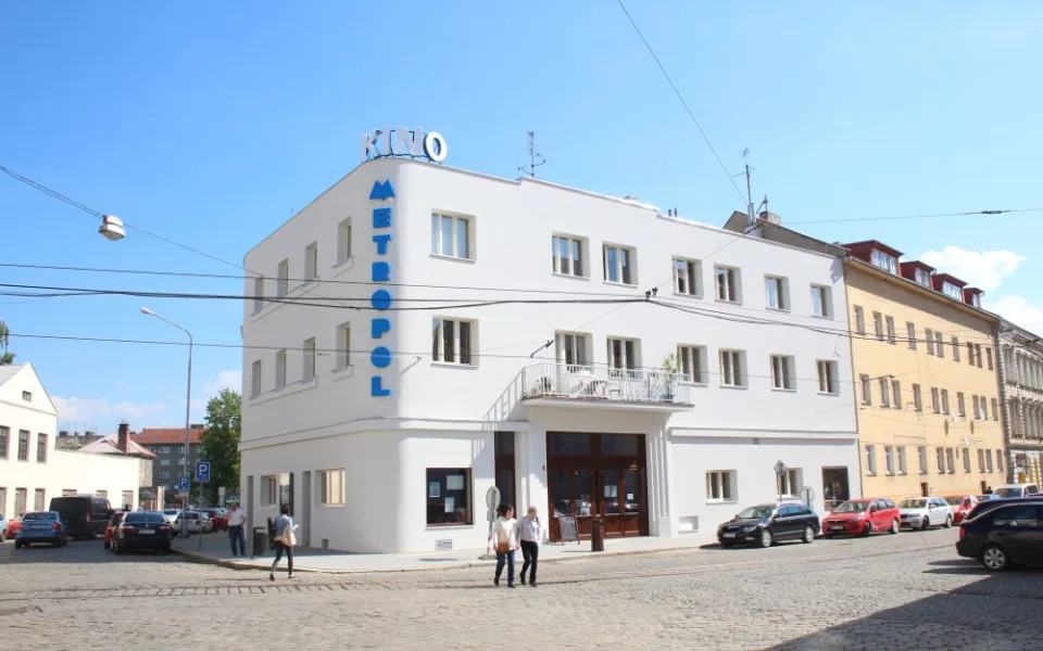 FOTO: Kino Metropol září novotou. Má nový nápis, fasádu, okna i vstupy