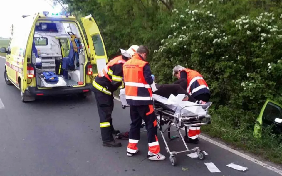Při nárazu auta do stromu se u Štěpánova zranily dvě ženy