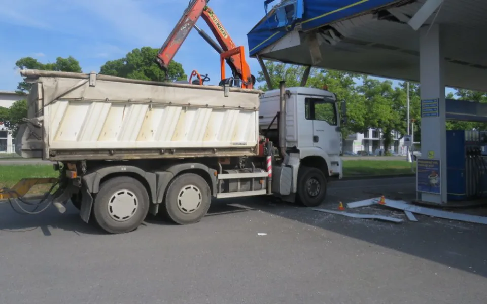 Řidič náklaďáku hydraulickým ramenem poškodil benzínku, špatně odhadl výšku střechy