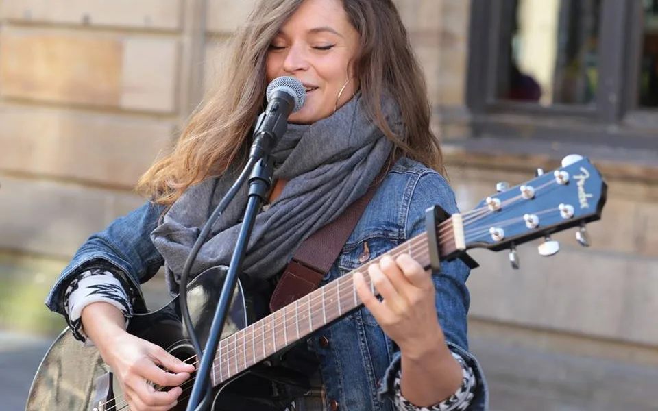 VIDEO: Známá olomoucká buskerka Terez Wrau vydává své první album