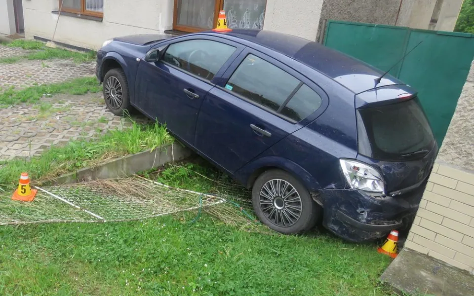 Při odbočování si řidič nevšiml, že ho předjíždí auto. To po střetu narazilo do zaparkovaného vozu