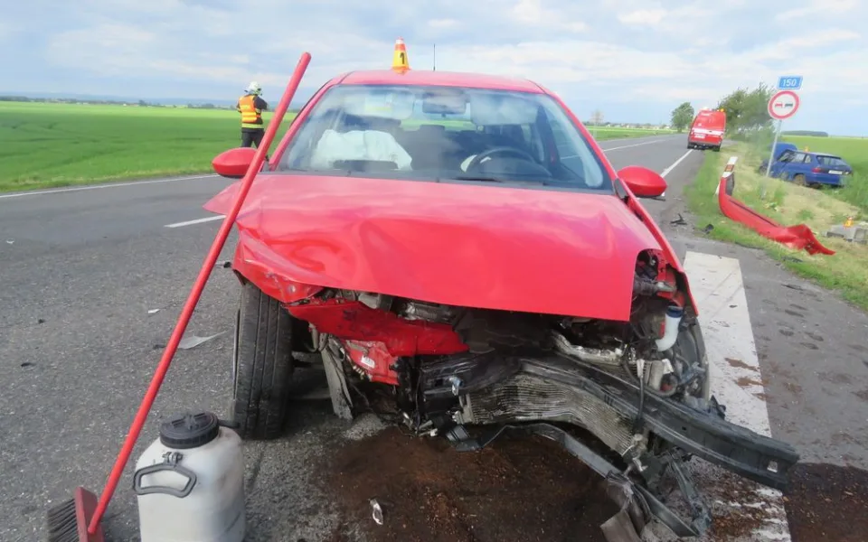 Řidička na křižovatce nedala přednost projíždějícímu autu. Výsledkem bylo zranění tří osob