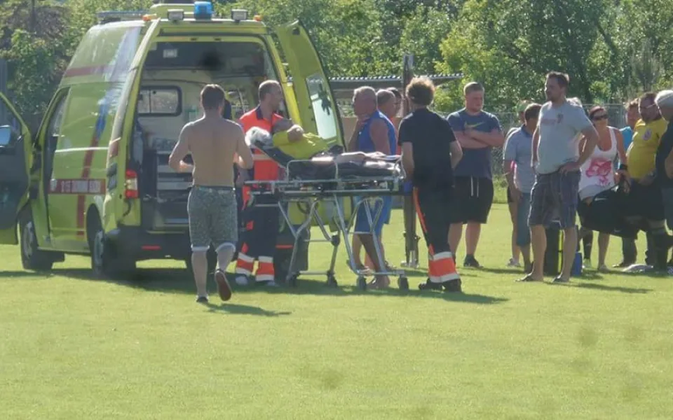 AKTUALIZOVÁNO: Na fotbale v Drahanovicích se strhla mela. Hráč škrtil rozhodčího, ten musel být odvezen sanitkou