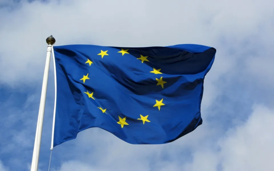 Průzkum: EU podle Čechů přináší víc byrokracie, ale i možností
