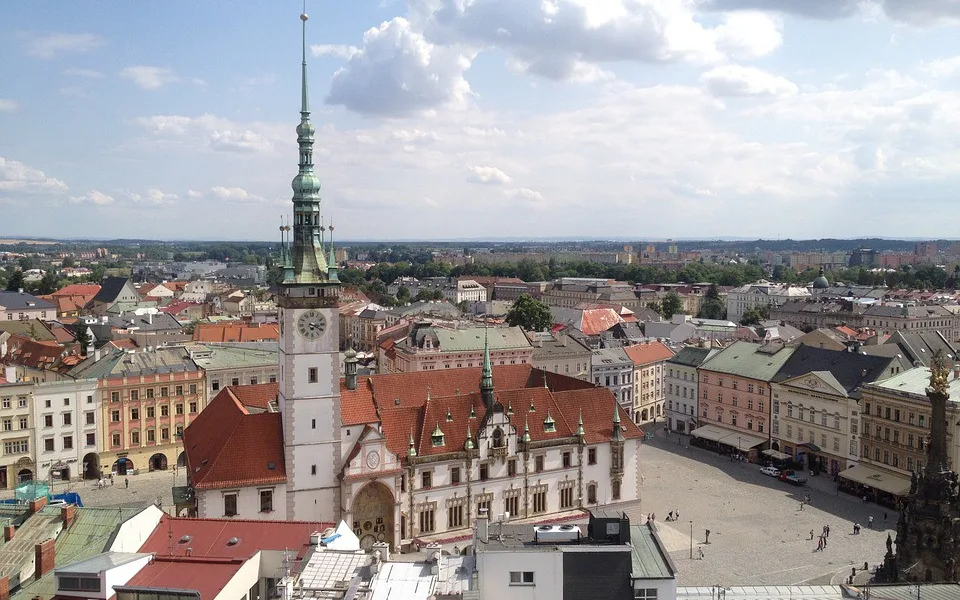 Střecha olomoucké radnice neodolala přívalovému dešti. Provoz magistrátu bude částečně omezen