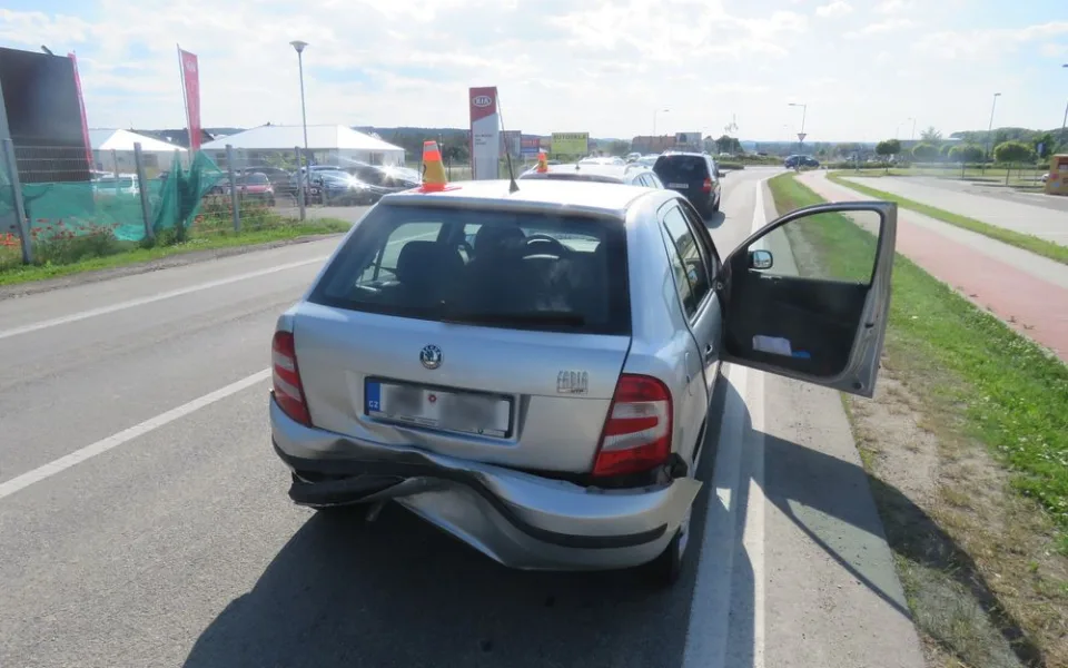Při řetězové dopravní nehodě do sebe narazila čtyři auta