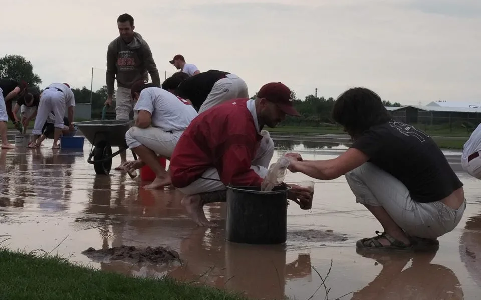 FOTO: Baseballový zápas přerušila bouřka. Hráči i diváci vysoušeli hřiště