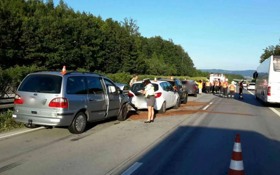 Na dálnici D1 do sebe narazilo celkem šest aut. Při nehodě se zranilo pět lidí