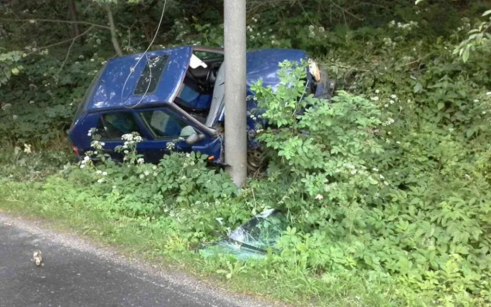 Mladý řidič nezvládl svůj vůz a na chodníku srazil ženu. Ta zraněním na místě podlehla