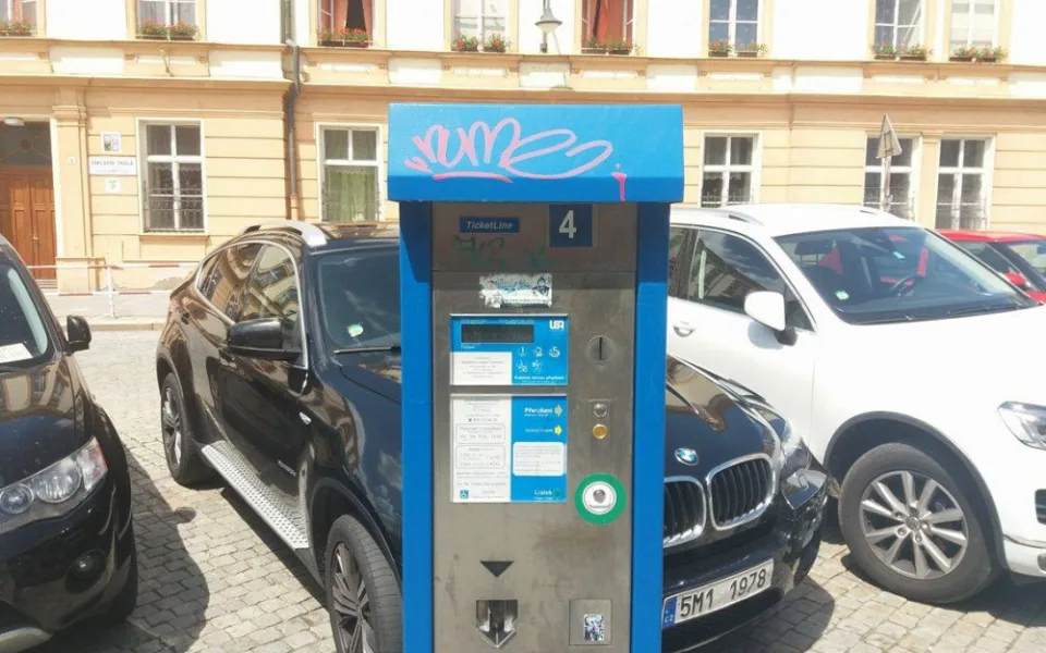 Olomouc zavede placení parkovného pomocí SMS a zvýší poplatek