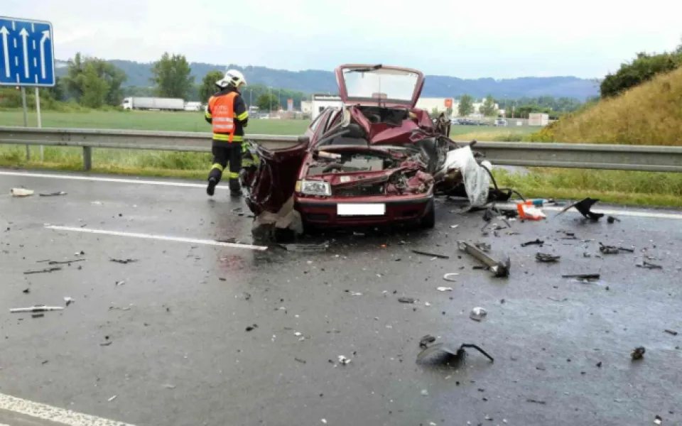 Při dopravní nehodě u Lipníku se střetla dvě auta, jeden pasažér nepřežil