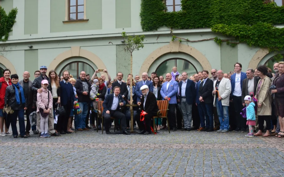 FOTO: Rektor UP Miller a bývalý rektor Jařab slavnostně odhalili ve zbrojnici Lavičku Václava Havla