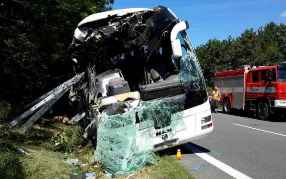 AKTUALIZOVÁNO: Při nehodě autobusu na dálnici u Unčovic se zranilo celkem 24 lidí