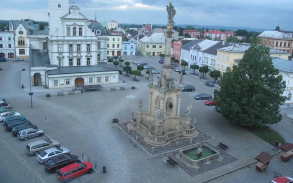 FOTO: Opilec vylezl na samotnou spičku morového sloupu v Uničově. Dolů mu museli pomoci hasiči