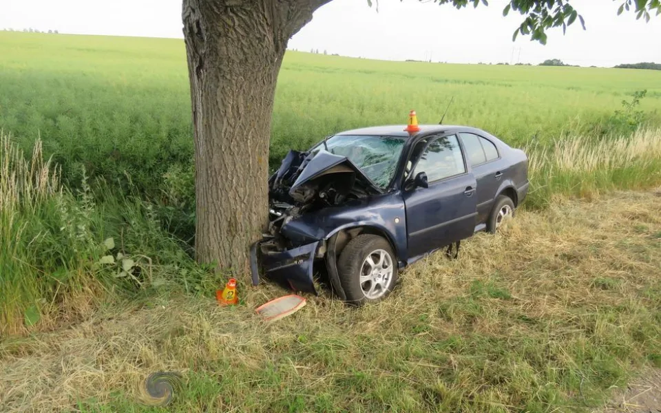 Řidič dostal u Hněvotína se svým autem smyk a čelně narazil do stromu