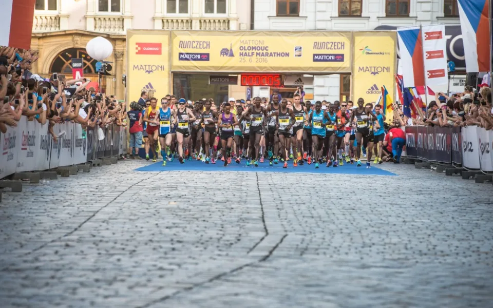 Na startovní čáru horkého půlmaratonu v Olomouci se postaví elitní bežci i tisícovky nadšenců