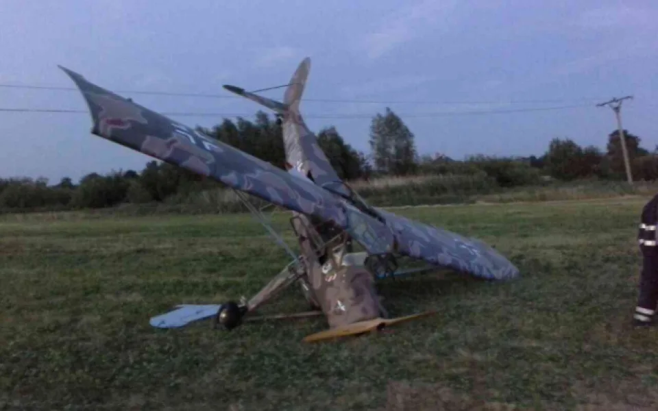 Ultralight zavadil o dráty elektrického vedení a zřitil se. Dva lidé se zranili