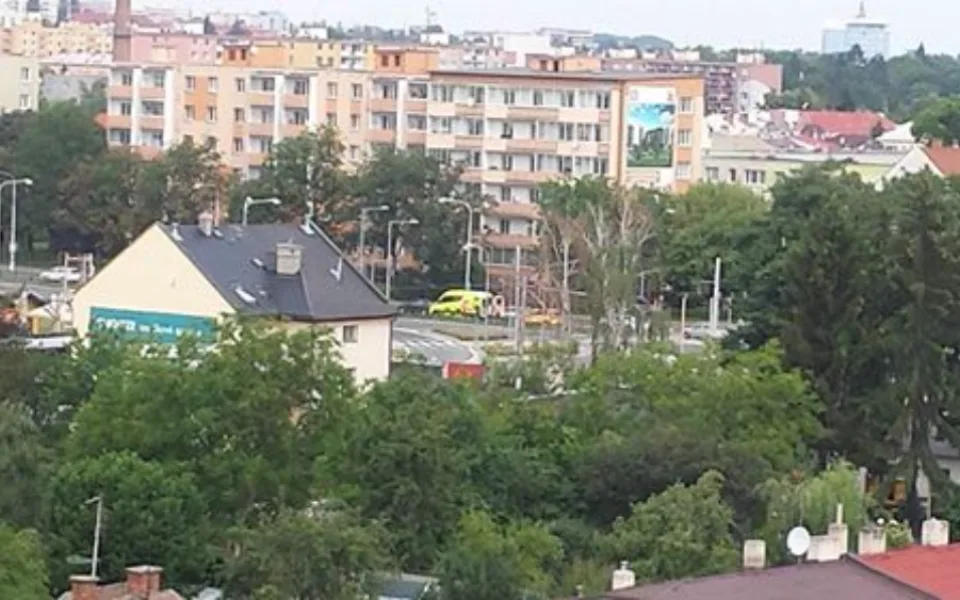 AKTUALIZOVÁNO: Na Velkomoravské se srazily dvě sanitky jedoucí za sebou