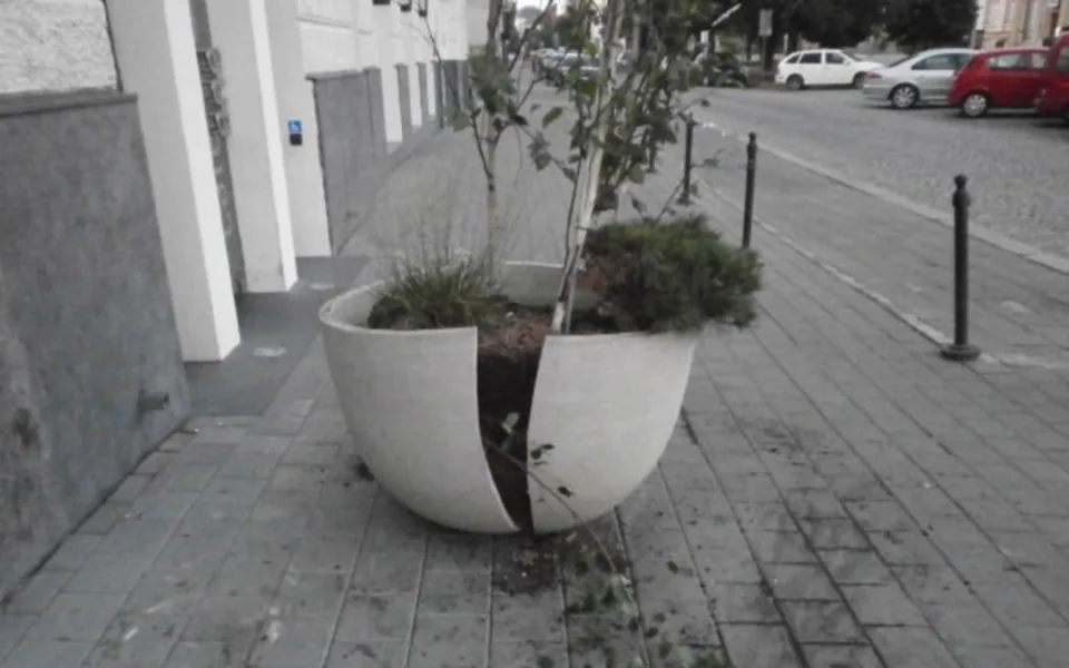 Poškozený květináč