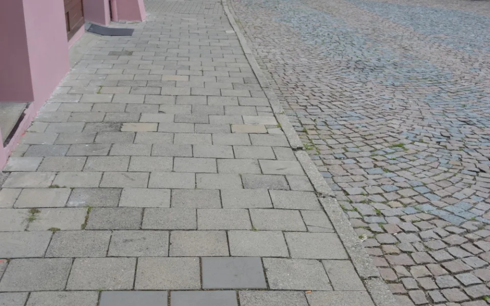 Z ušetřených peněz ze zimní údržby silnic se opraví chodníky na Werichově ulici