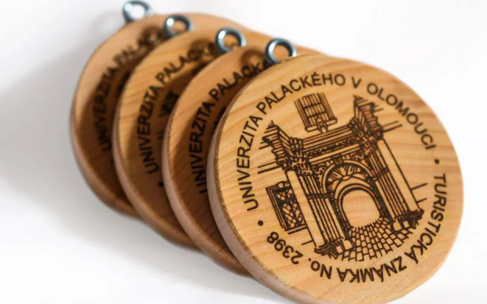 Univerzita Palackého má nově svou turistickou známku i nálepku