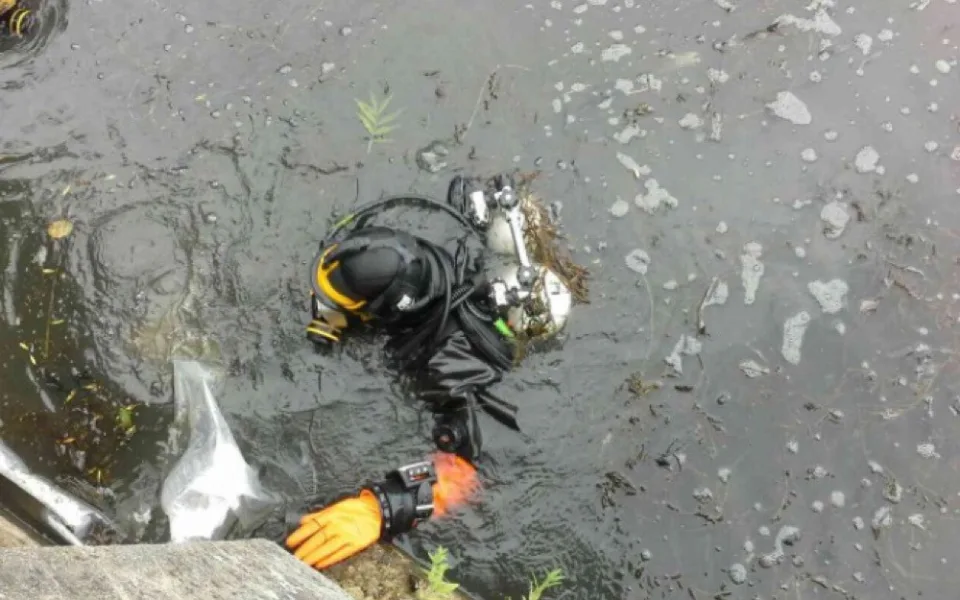 FOTO: Hasiči se snaží utěsnit prosakující stavidla na rybníku v areálu zámku v Čechách pod Kosířem