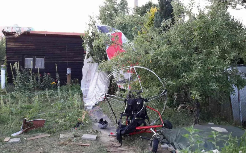 Paraglidista se zřítil do zahrádek. Při pádu si poranil ruku