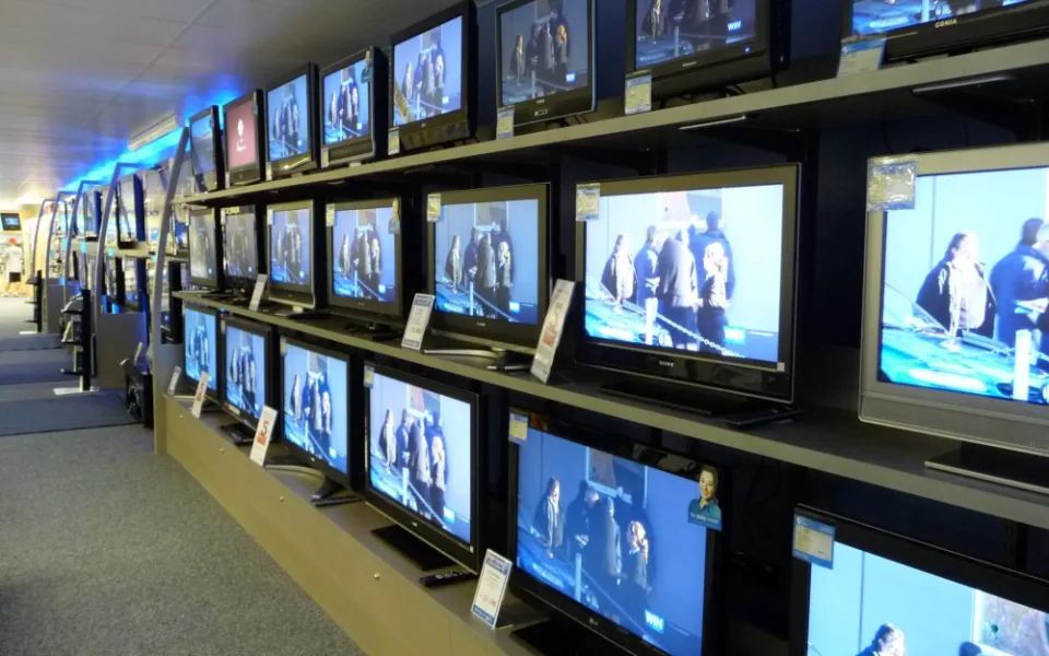 Zloději z nákladního auta ukradli 225 televizí v hodnotě přesahující milion korun