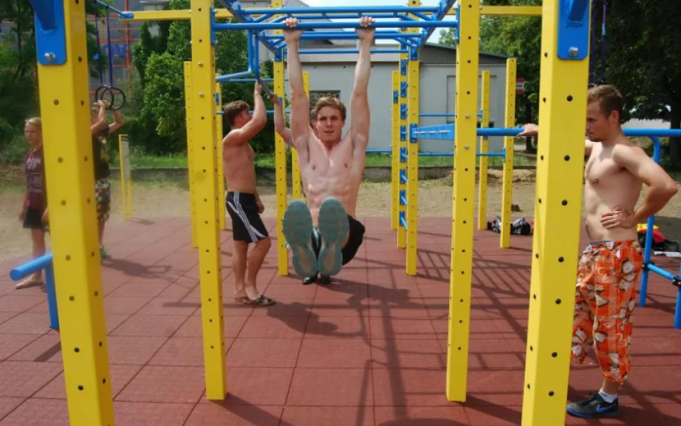 Venkovní posilovna slaví rok od svého vzniku. Odpoledne ji čeká oslava