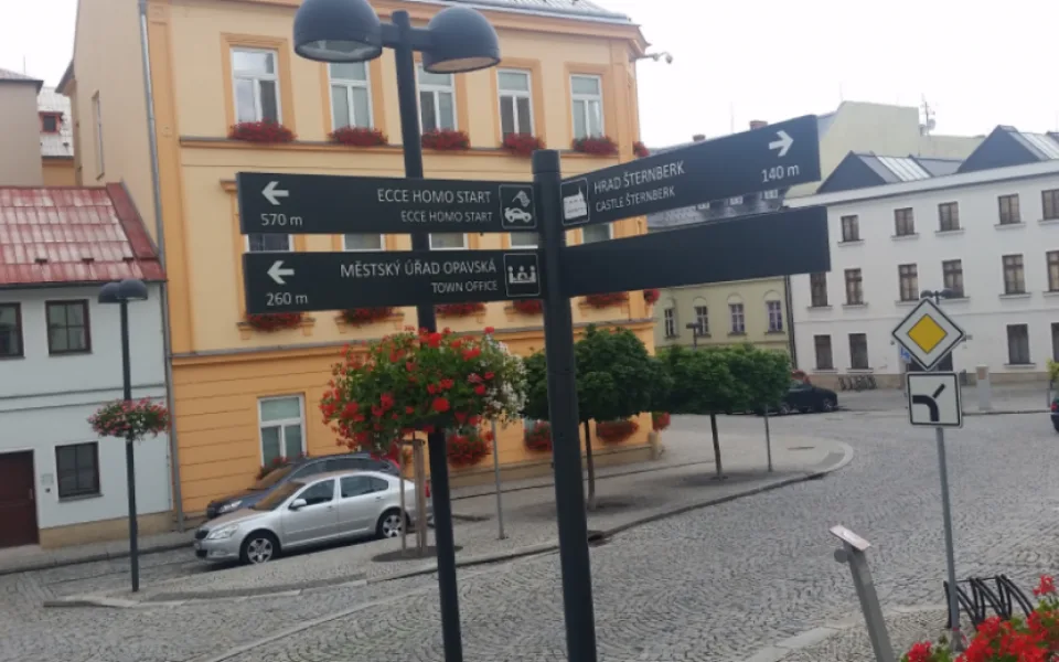 Ve Šternberku už se neztratíte. Do ulic byl nainstalován nový informační systém pro pěší