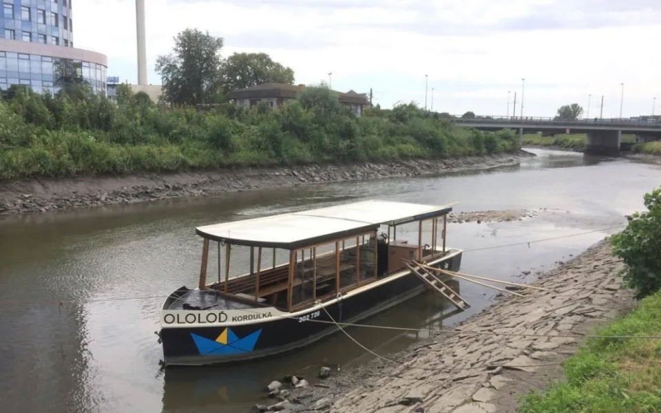 FOTO: Řeka Morava na chvíli odkryla své dno. Ololoď bude stát až do soboty