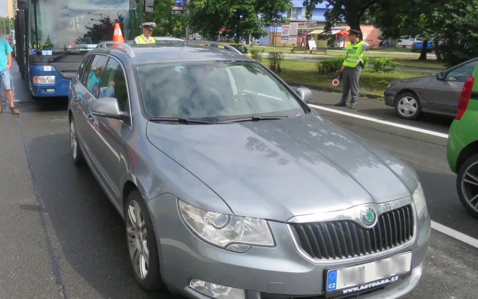 Linkový autobus nedobrzdil a narazil do osobního auta. Při nehodě se zranil cestující