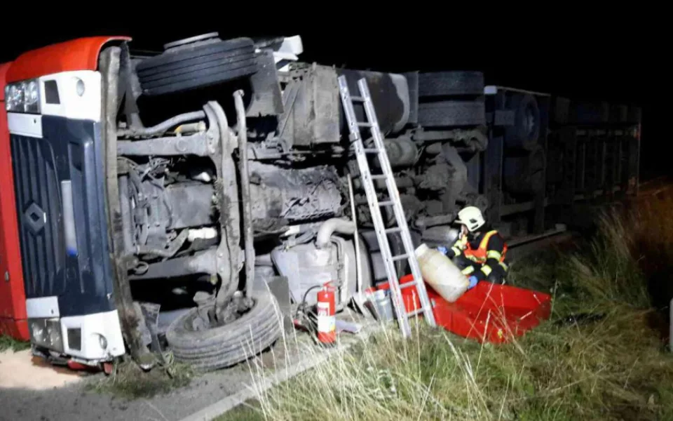 Kamion se převrátil na cyklostezku. Dvacet litrů nafty se vylilo do půdy