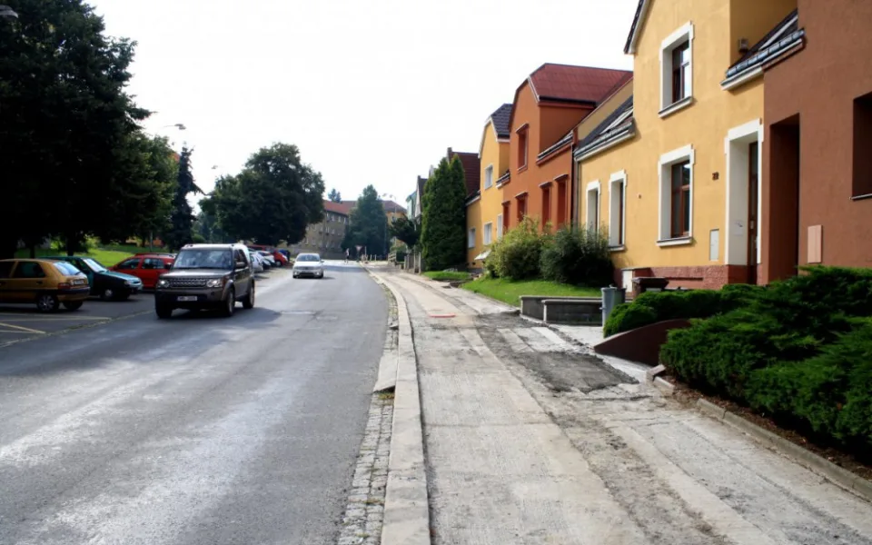 Začíná oprava chodníků na Vsadsku v Přerově. Kvůli havarijním přípojkám stavba rok stála