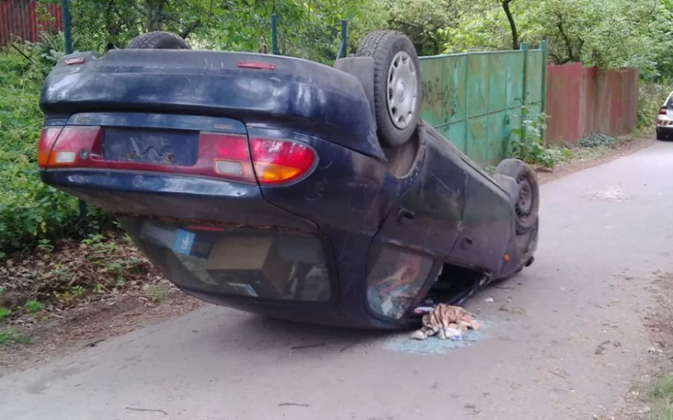 Na Svatém Kopečku leželo opuštěné auto na střeše. Neví se, co se stalo