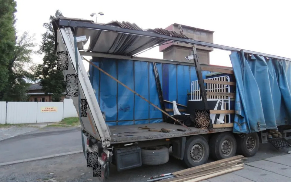Náklaďák, jedoucí směrem do Chválkovic, se nevlezl pod železniční most