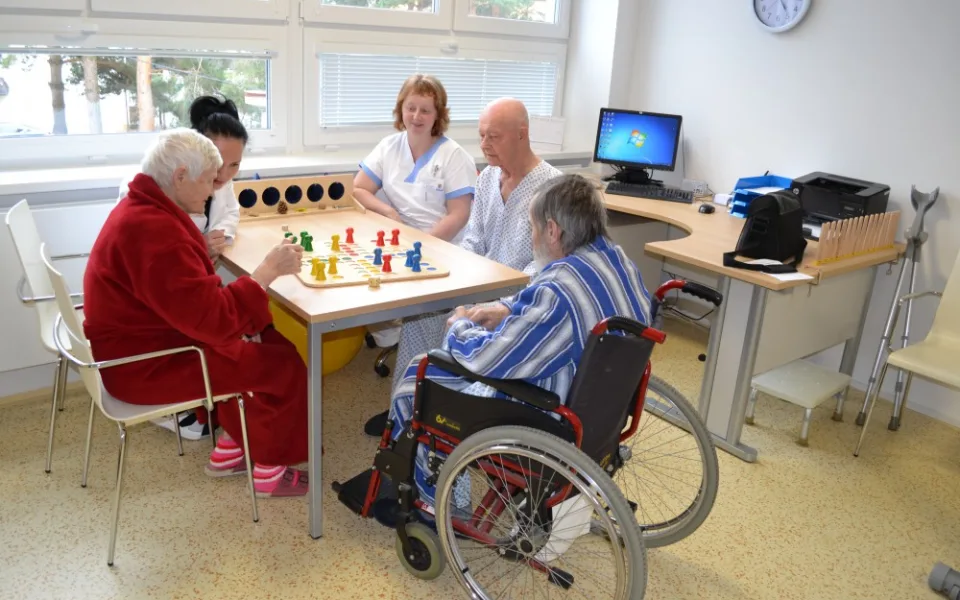 Pacientům s demencí pomáhá v Jesenické nemocnici bazální stimulace