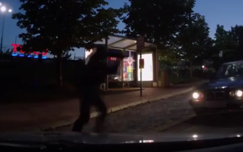 VIDEO: Muž ujížděl policistům a chtěl spáchat sebevraždu. Zastavit ho musela zásahovka