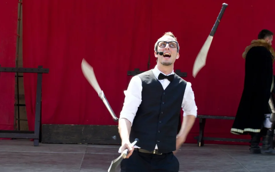 KULTURA V OLOMOUCI: Žonglérská show u Terezské brány nebo stand-up v letním kině