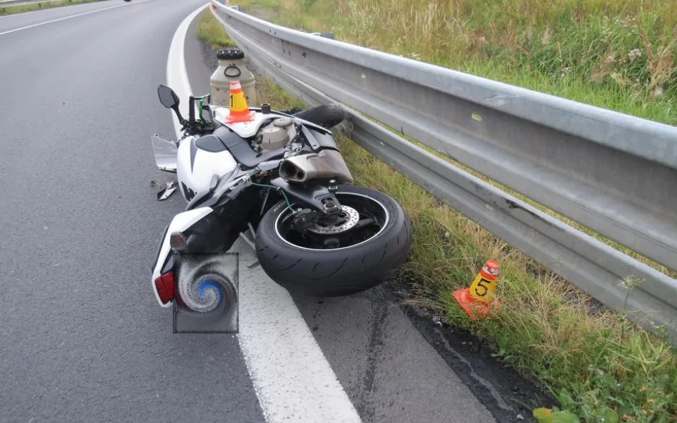Motorkář u Horní Loděnice vyjel v zatáčce do protisměru, srazil se s protijedoucím autem