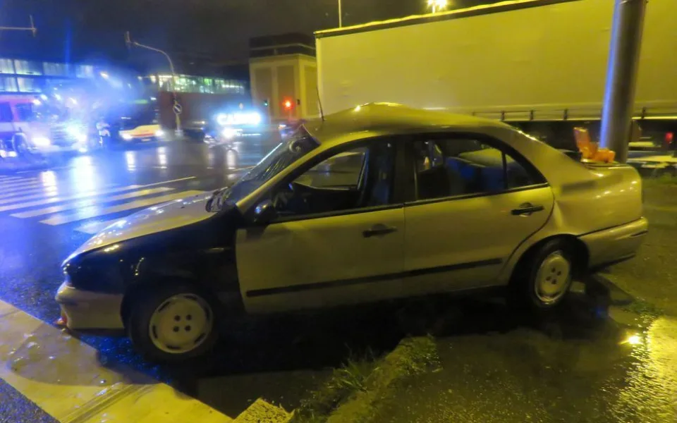 Na křižovatce v Olomouci se střetl osobák s náklaďákem. Řidič osobního auta před jízdou pil