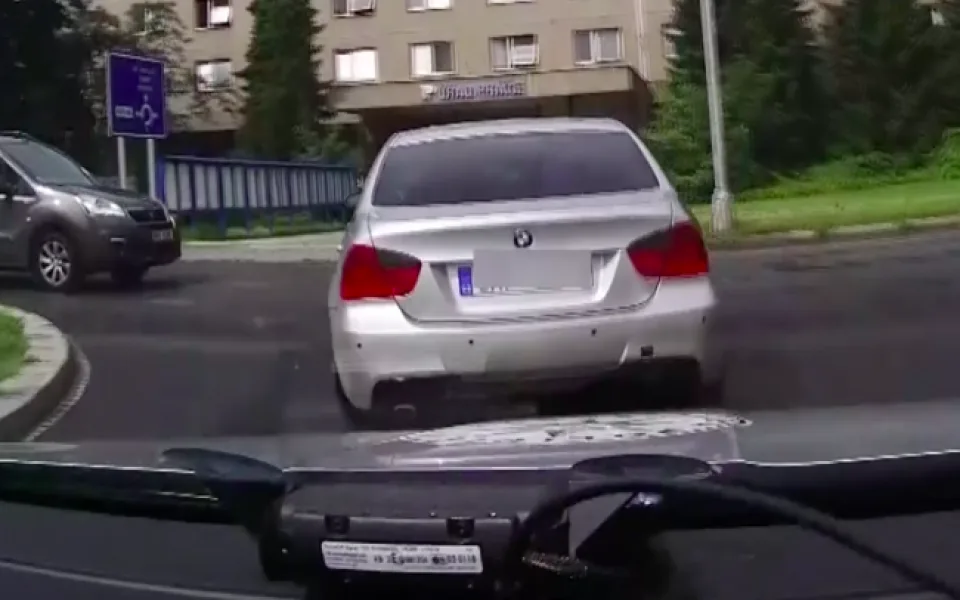 VIDEO: Řidič několik minut ujížděl policistům, poté na kruháči u teplárny havaroval. Měl dvojitý zákaz řízení