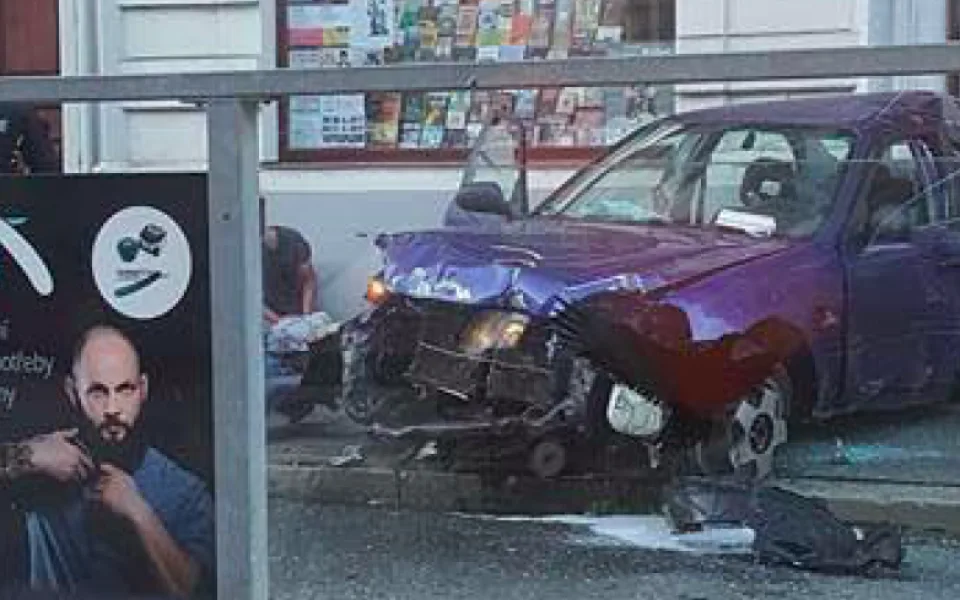 Sobotní vážná nehoda na Palackého si vyžádala čtyři zraněné. Mladý řidič auta byl pod vlivem alkoholu
