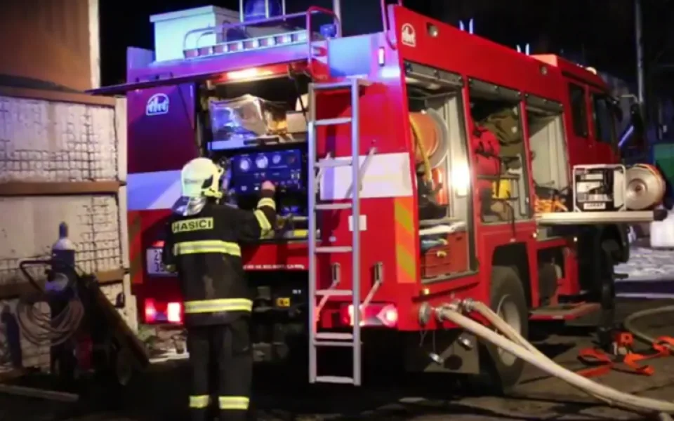 VIDEO: V Litovli hořel pásový zásobník. Hasiči u požáru zasahovali tři hodiny