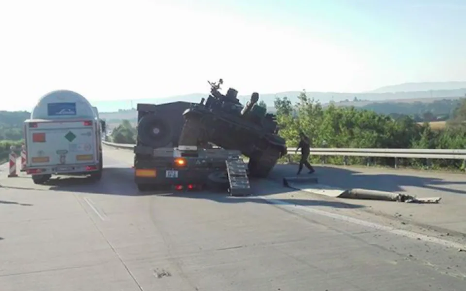 Na dálnici D35 z Olomouce na Hranice komplikuje dopravu tank. Spadl vojákům z návěsu